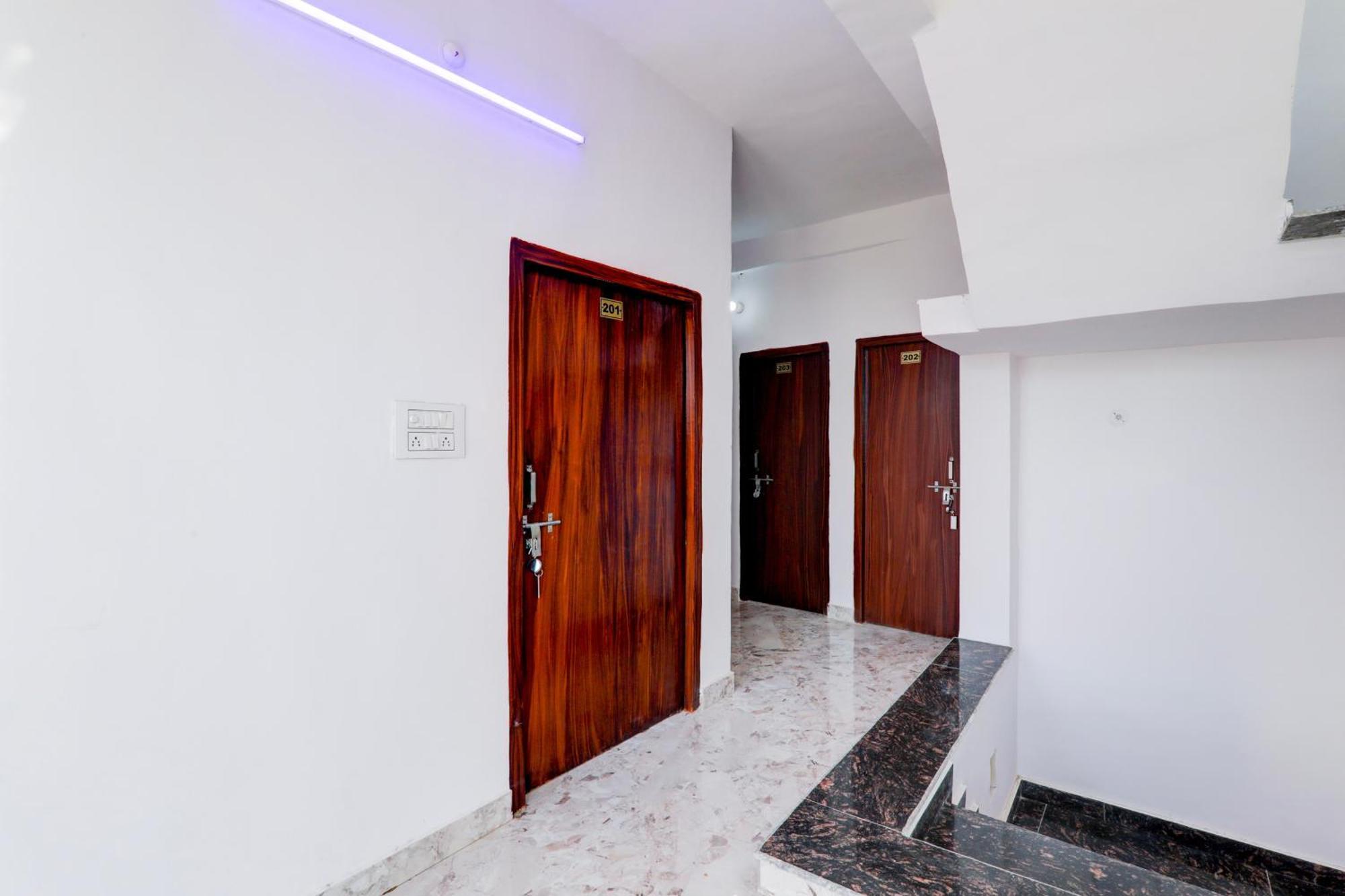 Hotel O Rn Chinhat Екстер'єр фото
